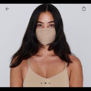 SKIMS Facemask CLAY nude Kim kardashian tan beige